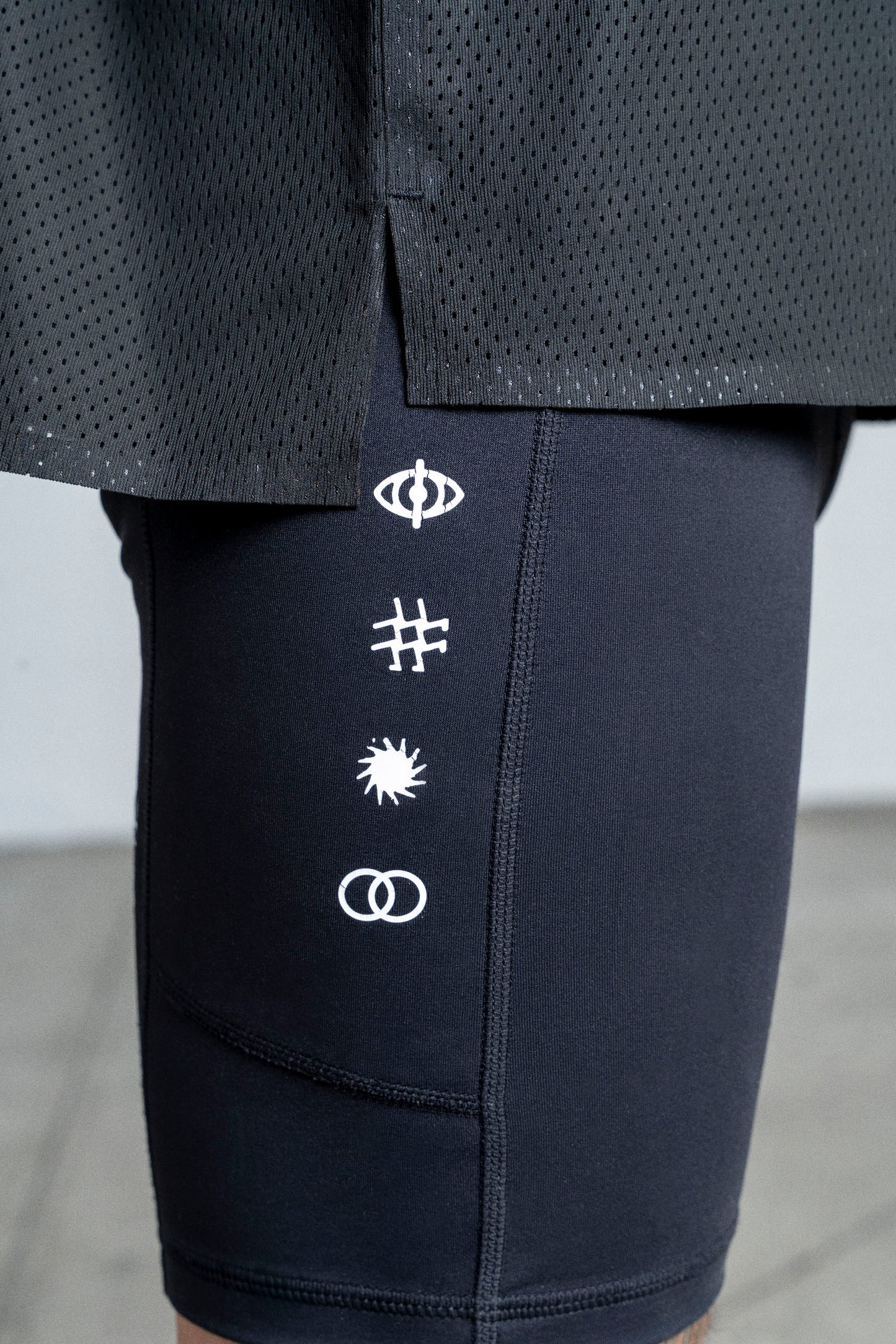 Black Tights Man 11:11 - TAMB1ÉN EX1ST1MOS
